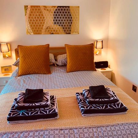 Shine Chalet - Unique & Comfortable Accommodation เรดรูธ ภายนอก รูปภาพ