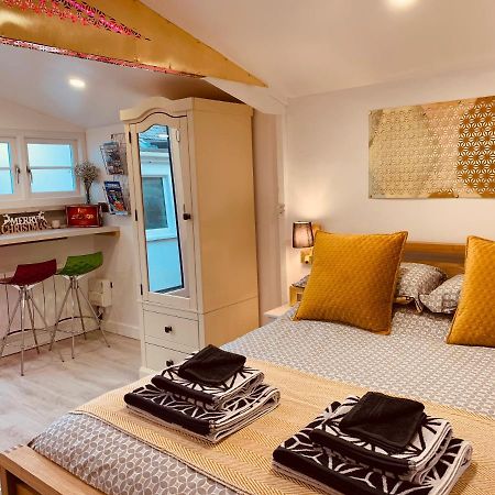 Shine Chalet - Unique & Comfortable Accommodation เรดรูธ ภายนอก รูปภาพ