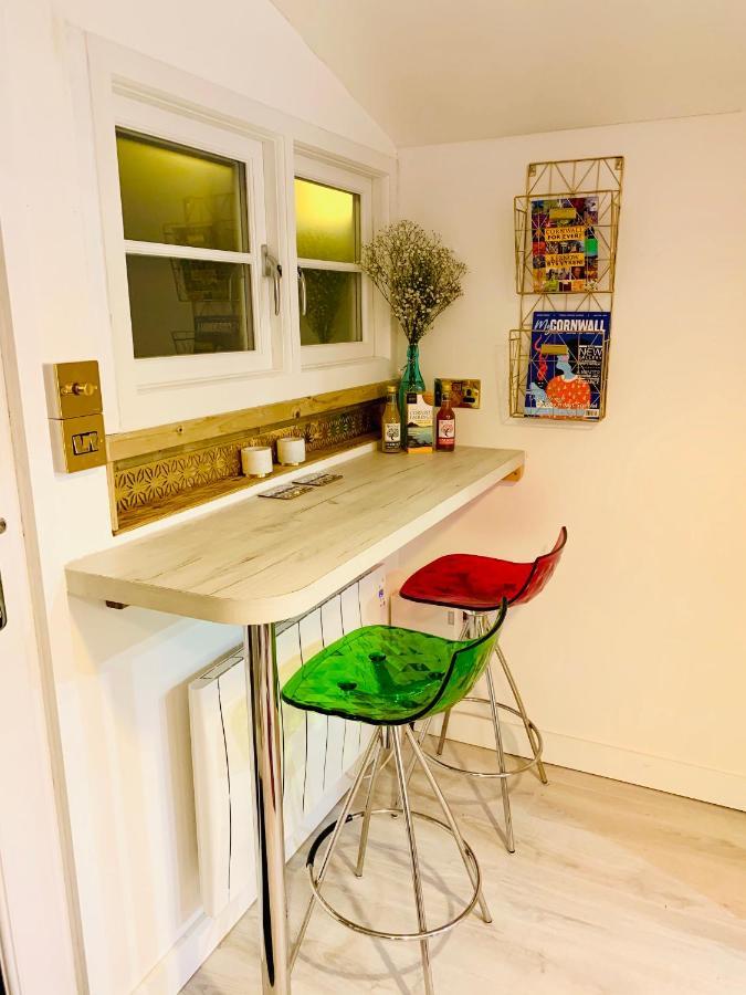 Shine Chalet - Unique & Comfortable Accommodation เรดรูธ ภายนอก รูปภาพ