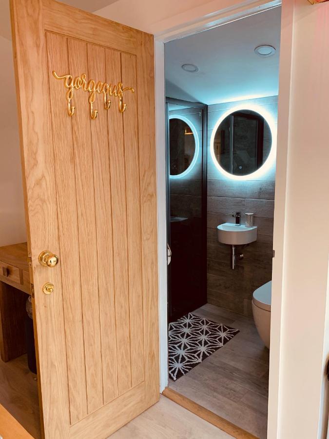 Shine Chalet - Unique & Comfortable Accommodation เรดรูธ ภายนอก รูปภาพ