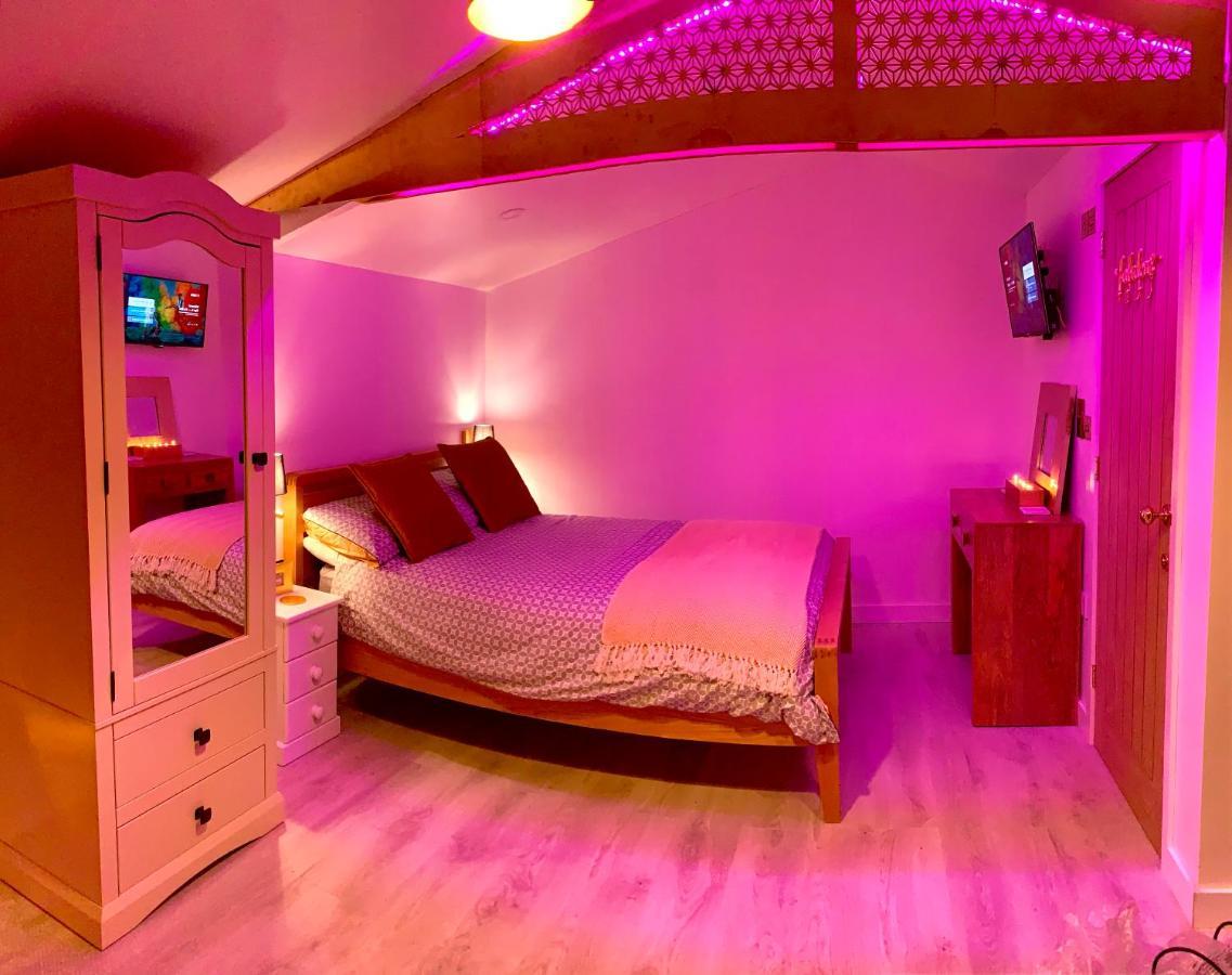 Shine Chalet - Unique & Comfortable Accommodation เรดรูธ ภายนอก รูปภาพ