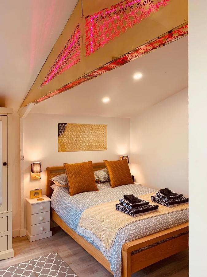 Shine Chalet - Unique & Comfortable Accommodation เรดรูธ ภายนอก รูปภาพ